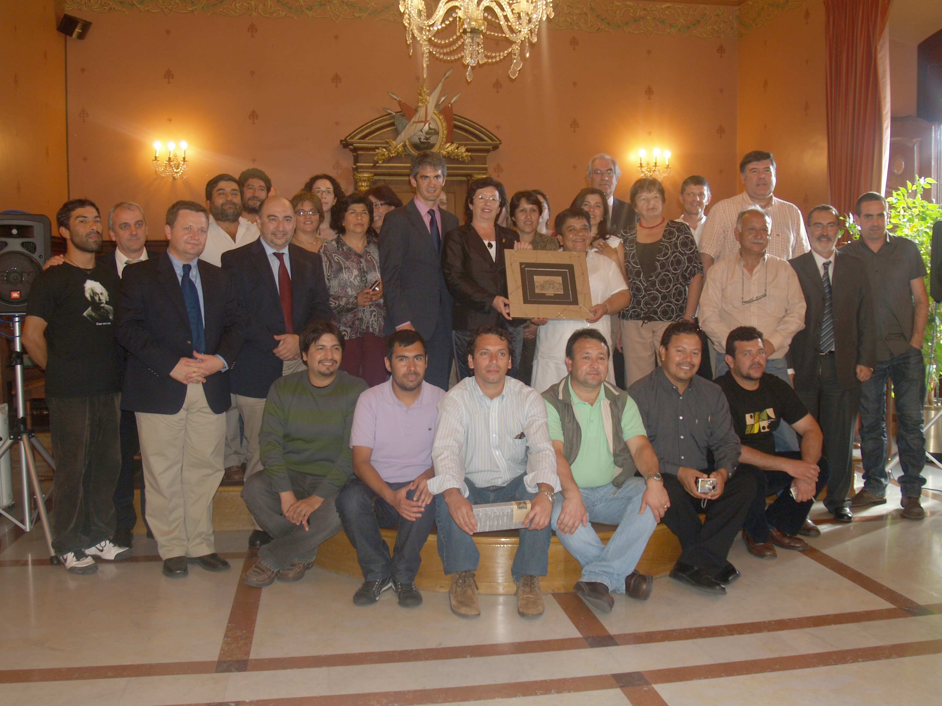 Estudiantes chilenos de Mondragon Unibertsitatea en el ayuntamiento de Oñati (Foto EuskalKultura.com)